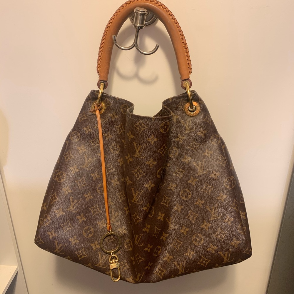 Authentic LV Artsy worn 4 times **good condition